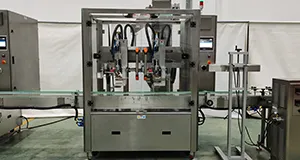 Remplisseuse-boucheuse automatique à suivi de contenant