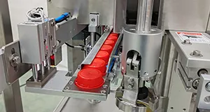 Remplisseuse-boucheuse automatique à suivi de contenant