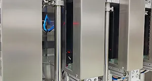 Remplisseuse-boucheuse automatique à suivi de contenant